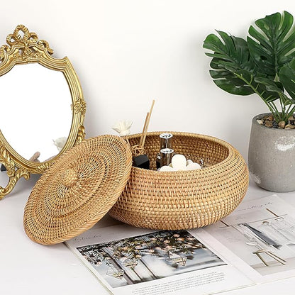 Hipiwe Round Rattan Boxes with Lid Natural Woven Storage Basket Bin Multi-Purpose Wicker Tray Weaving Decorative Shelf Basket Farmhouse Picnic Bread Fruit Table Storage Basket