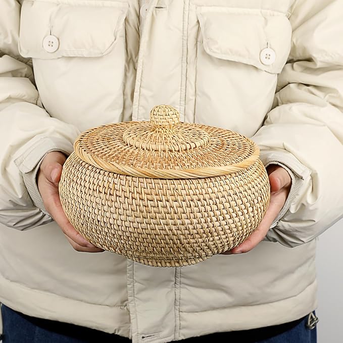 Hipiwe Round Rattan Basket Box with Lid Hand-Woven Wicker Basket Bin Tray Multi-Purpose Picnic Food Bread Storage Basket Decorative Box for Home Bathroom Shelf Organizing, Small
